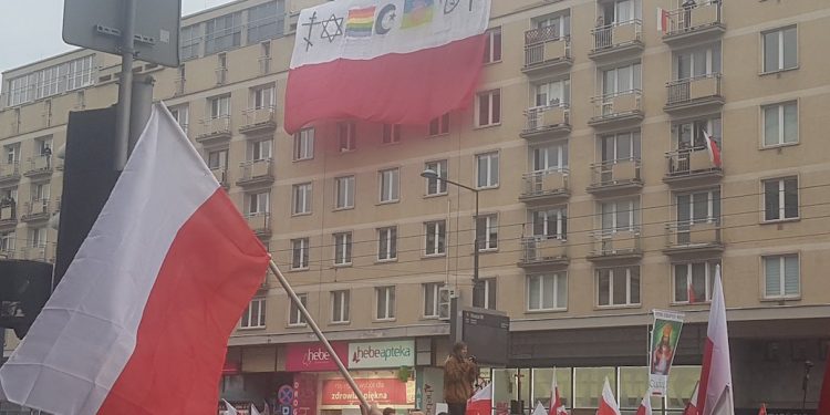 Prowokacja na Marszu Niepodległości. Uczestnicy zerwali kontrowersyjną flagę