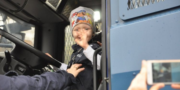 4-letni Kubuś choruje na raka. Policjanci spełnili jego marzenie