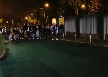 21-latek zastrzelony przez policjanta. Tłumy pod komendą w Koninie: „Policja je…na będzie!” [WIDEO]