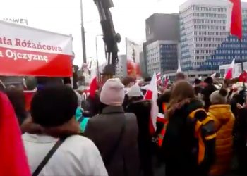 Rozpoczął się Marsz Niepodległości. Uczestnicy odmówili różaniec [WIDEO]