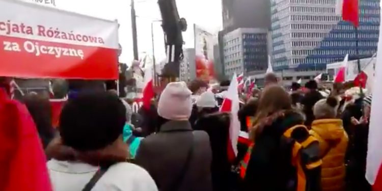 Rozpoczął się Marsz Niepodległości. Uczestnicy odmówili różaniec [WIDEO]