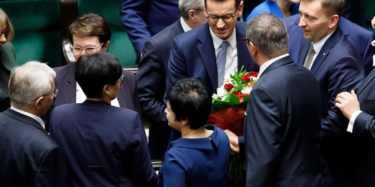 Sejm udzielił wotum zaufania Morawieckiemu. Poparło go nawet dwoje parlamentarzystów KO