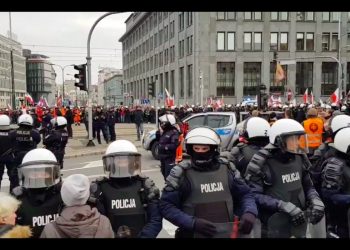 Obywatele RP przy trasie Marszu Niepodległości. Policja interweniuje [WIDEO]