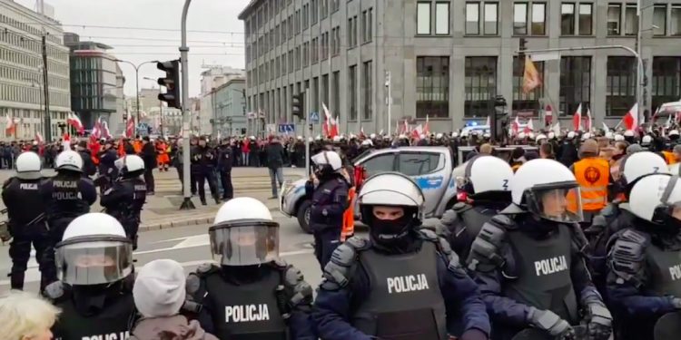 Obywatele RP przy trasie Marszu Niepodległości. Policja interweniuje [WIDEO]