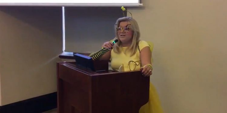 Radna Halina Owsianna przyszła na sesję w stroju pszczoły