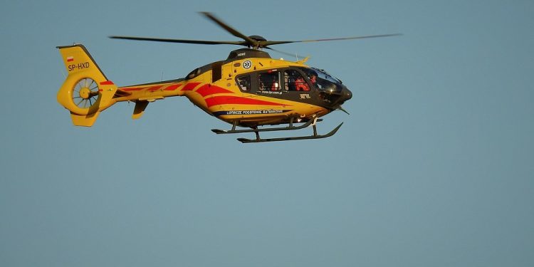 Tragedia na Śląsku: W wypadku zginęło trzech nastolatków. Strażacy musieli rozcinać pojazd