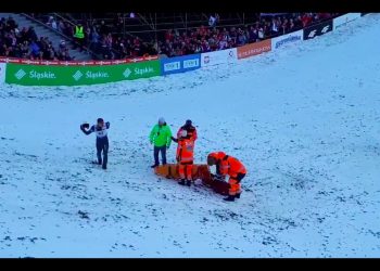 Groźny upadek Piotra Żyły, ze skoczni zszedł cały we krwi. Zarejestrowano reakcję Adama Małysza [WIDEO]