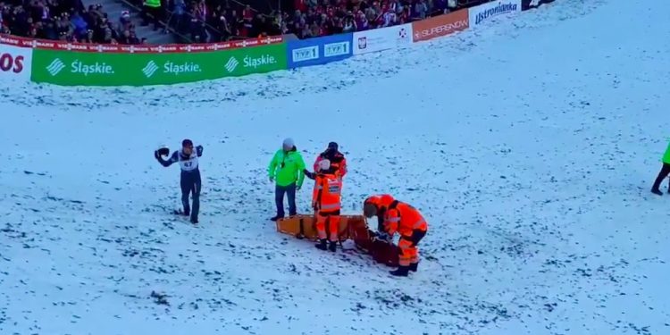 Groźny upadek Piotra Żyły, ze skoczni zszedł cały we krwi. Zarejestrowano reakcję Adama Małysza [WIDEO]