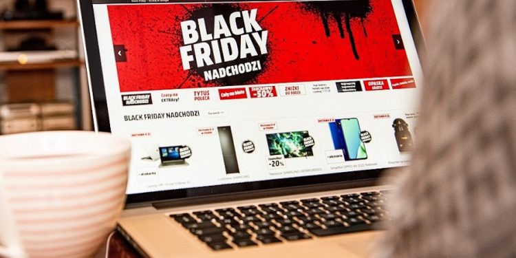 Młodzi Polacy coraz sceptyczniej podchodzą do Black Friday. Twierdzą, że jest w tym więcej szumu niż korzyści