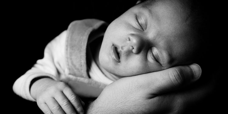 Łódź: W szpitalu urodziły się bliźnięta o różnych kolorach skóry. Jak to możliwe?