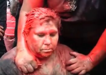 Boliwia. Tłum dopadł burmistrz miasta. Obcięli jej włosy i oblali farbą [WIDEO]