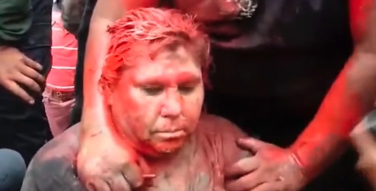 Boliwia. Tłum dopadł burmistrz miasta. Obcięli jej włosy i oblali farbą [WIDEO]