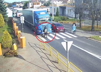 Moment nieuwagi i ciężarówka uderzyła kobietę na przejściu dla pieszych. Internauci spierają się o winę