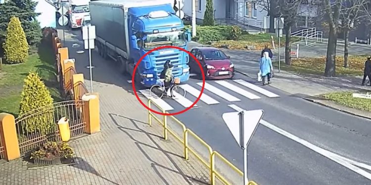 Moment nieuwagi i ciężarówka uderzyła kobietę na przejściu dla pieszych. Internauci spierają się o winę