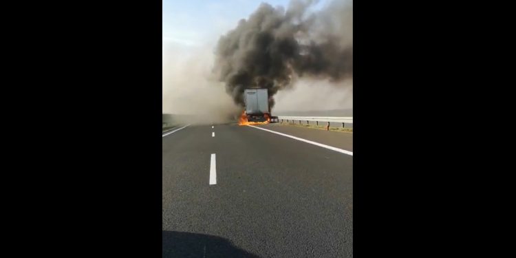 Ciężarówka spłonęła na A4. Utrudnienia w ruchu