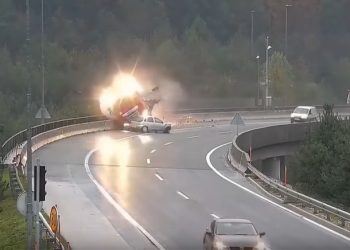 Słowenia. Cysterna spadła w przepaść. Dramatyczne nagranie [WIDEO]