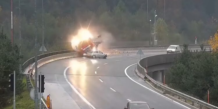 Słowenia. Cysterna spadła w przepaść. Dramatyczne nagranie [WIDEO]