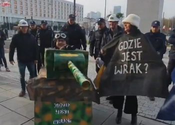 Aktywiści „Lotnej Brygady Opozycji” przed pomnikiem smoleńskim. Jeden z nich przebrał się za czołg