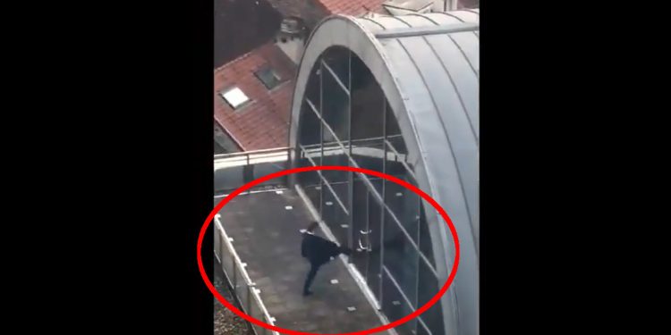 Polski europoseł zatrzasnął się na tarasie. Kopał drzwi [WIDEO]