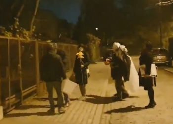 Halloween: Zamieszanie pod domem Kaczyńskiego. Uczestnicy zostawili plakat z Tuskiem [WIDEO]