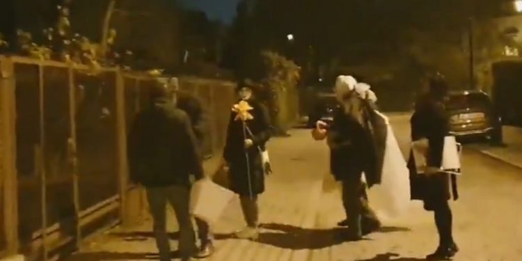 Halloween: Zamieszanie pod domem Kaczyńskiego. Uczestnicy zostawili plakat z Tuskiem [WIDEO]