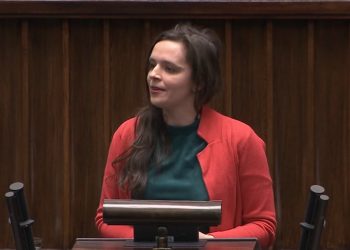 Jachira zapowiada walkę z całowaniem rąk przez posłów prawicy. Mówi o molestowaniu