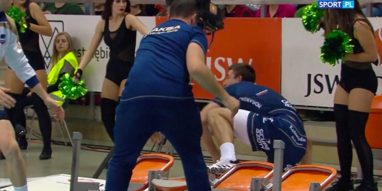 Siatkarz zdemolował kamerę Polsatu. Zaliczył udaną interwencję [WIDEO]
