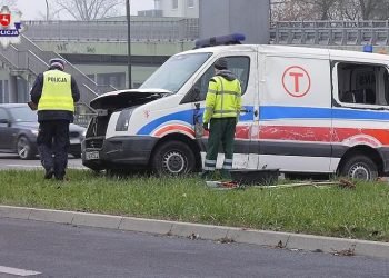 Karetka uderzyła w autobus. Kierowca miał fałszywe prawo jazdy