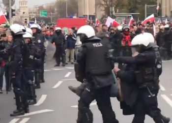 Marsz Niepodległości 2019: Kasprzak wyniesiony przez policję. Jest nagranie
