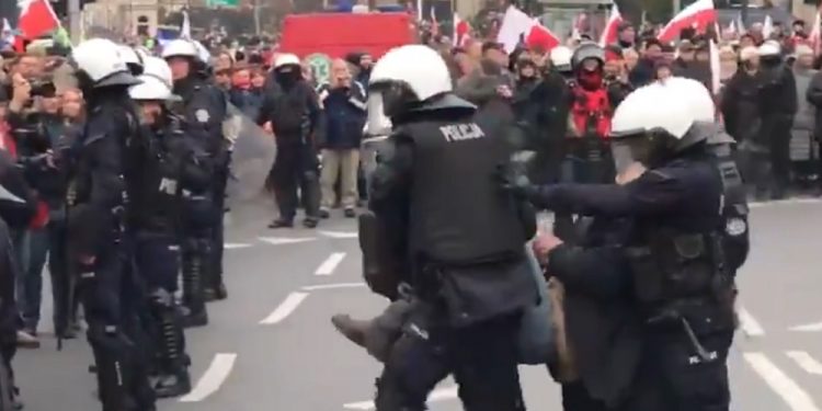Marsz Niepodległości 2019: Kasprzak wyniesiony przez policję. Jest nagranie