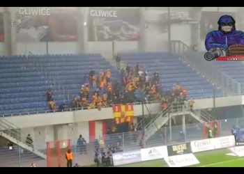 Poważny wypadek w meczu PKO Ekstraklasy. Kibic spadł z trybun, wszystko uchwyciła kamera [WIDEO]