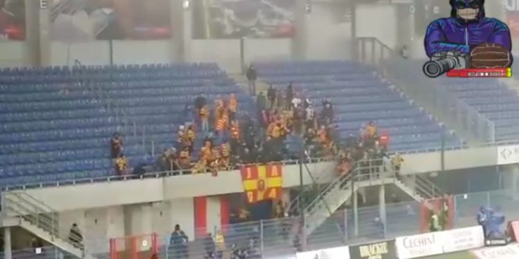 Poważny wypadek w meczu PKO Ekstraklasy. Kibic spadł z trybun, wszystko uchwyciła kamera [WIDEO]