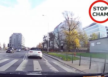 Wrocław: Skandaliczne zachowanie kierowcy białego mercedesa. Kiedy dowiedział się, że jest nagrywany opluł pojazd