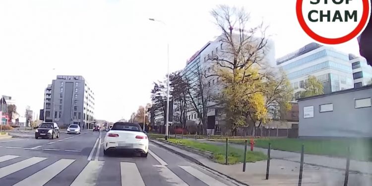 Wrocław: Skandaliczne zachowanie kierowcy białego mercedesa. Kiedy dowiedział się, że jest nagrywany opluł pojazd