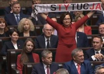 Zgrzyt podczas ślubowania w Sejmie. Posłanka wstała i podniosła szalik [WIDEO]
