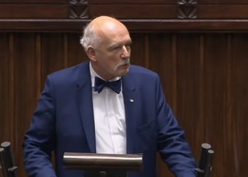 Poseł KO wyszedł na mównicę i zaczął śpiewać hymn. Ostra reakcja Korwin-Mikkego