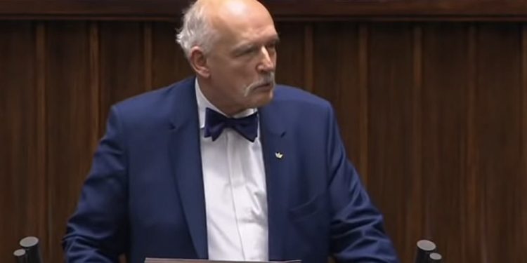 Poseł KO wyszedł na mównicę i zaczął śpiewać hymn. Ostra reakcja Korwin-Mikkego