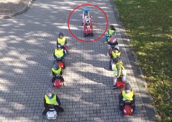 Dzieci pokazują kierowcom, jak zrobić korytarz ratunkowy. Nagranie hitem sieci [WIDEO]