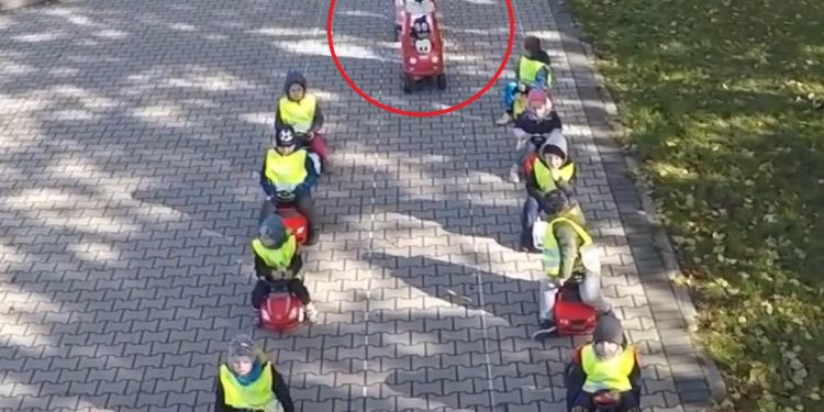 Dzieci pokazują kierowcom, jak zrobić korytarz ratunkowy. Nagranie hitem sieci [WIDEO]