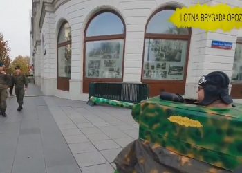 Aktywista przebrał się za czołg i podjechał do żołnierzy Wojska Polskiego. Jest interwencja szefa MON