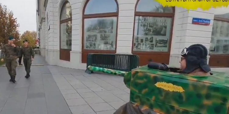 Aktywista przebrał się za czołg i podjechał do żołnierzy Wojska Polskiego. Jest interwencja szefa MON