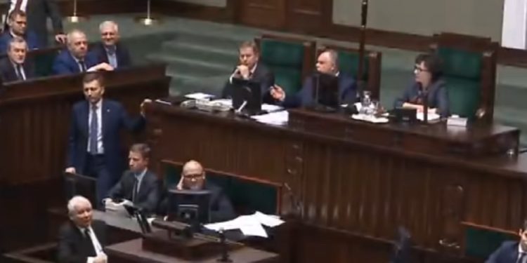 Marszałek Sejmu powtórzyła głosowanie. Opozycja pokazuje nagranie: Trzeba anulować, bo przegramy [WIDEO]