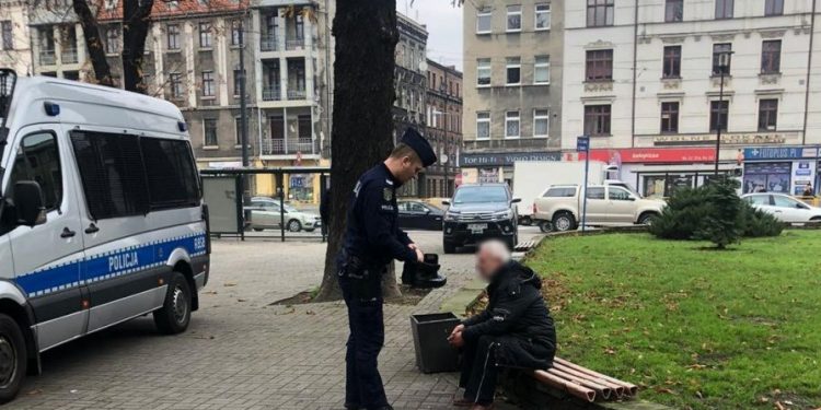 Policjant oddał własne buty bezdomnemu