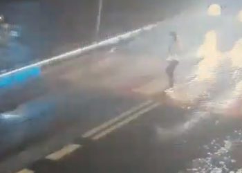 Dwa samochody potrąciły nastolatkę na pasach! Szokujące nagranie [WIDEO]