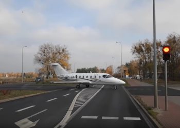Piła. Samoloty przejeżdżają przez zwykłą ulicę [WIDEO]