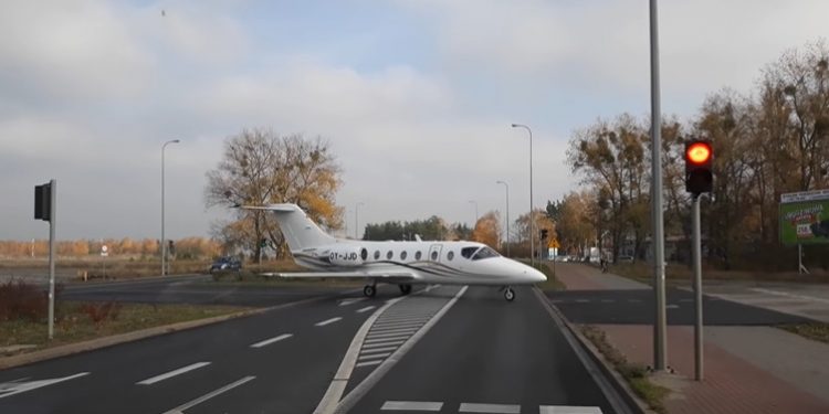 Piła. Samoloty przejeżdżają przez zwykłą ulicę [WIDEO]