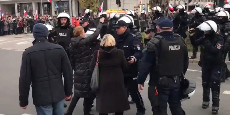 Policja wyprowadziła Scheuring-Wielgus z trasy Marszu Niepodległości. „To oni są zagrożeniem!”