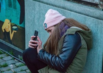 Dotyczy dzieci i ma związek ze smartfonem. Specjaliści z Katowic mówią o nowym schorzeniu