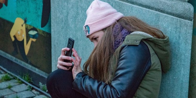 Dotyczy dzieci i ma związek ze smartfonem. Specjaliści z Katowic mówią o nowym schorzeniu