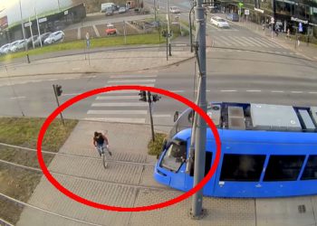 Kraków. Tramwaj potrącił rowerzystę. Ujawnili nagranie [WIDEO]